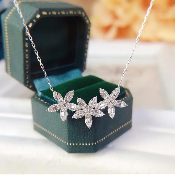 🎁 Baguette Cut Crystal Flower Necklace - Picture 6 of 7